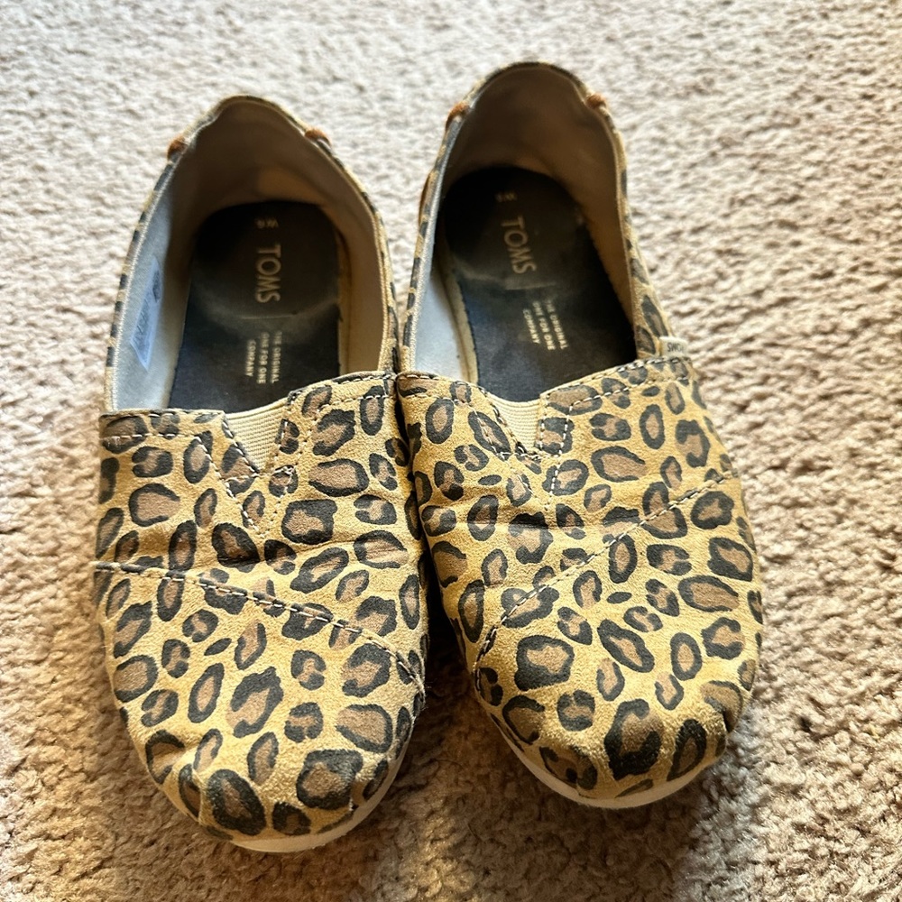Toms Women’s Leopard Print Canvas Slip Ons size 6